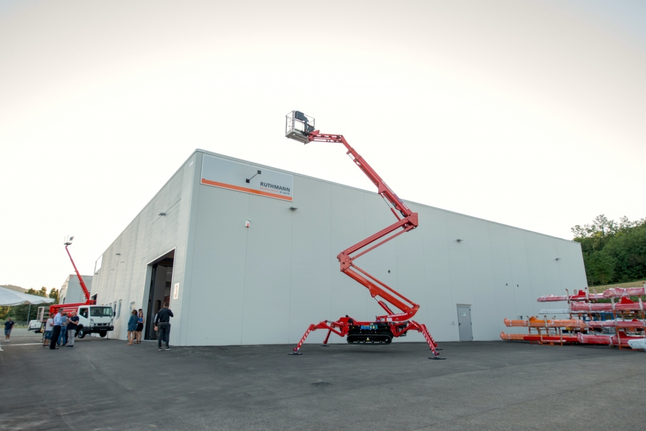 Eröffnungsfeier der ECOLINE Produktionshalle in Montescudo