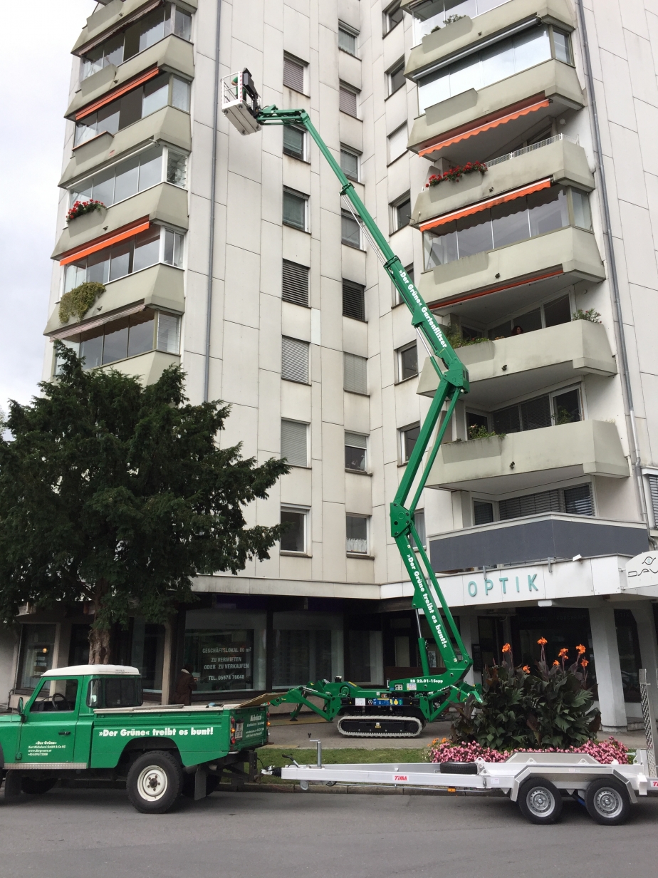 Dank optimalem Mix aus technischer Ausstattung und hervorragenden Leistungsdaten haben Micheluzzis BLUELIFTs ihre ersten Arbeitseinsätze - Reparaturen an einer Hausfassade - mit Bravour gemeistert. Die RUTHMANN BLUELIFT Raupenarbeitsbühnen sind optimal für den Transport auf Anhängern oder Kleintransportern geeignet