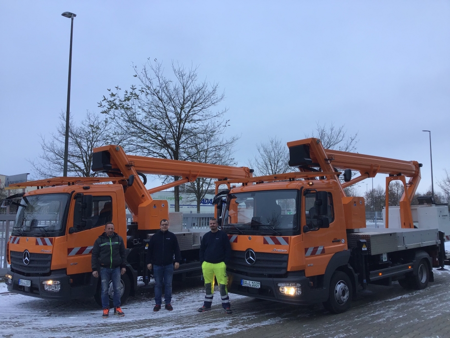 Zwei orange Steiger T 230 für die Firma Omexom