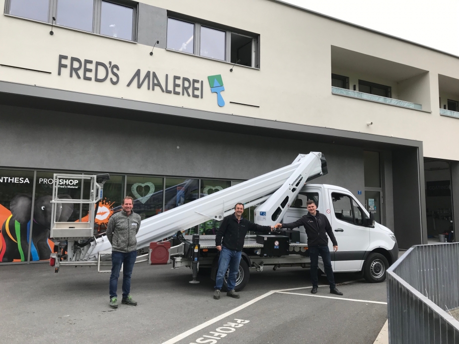 Übergabe des weißen RUTHMANN STEIGER® TB 300 an Fred's Malerei