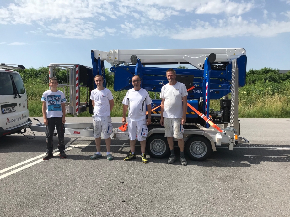 Das Team des Malerbetriebes Wiener bei der Übergabe des BLUELIFT SA 18.