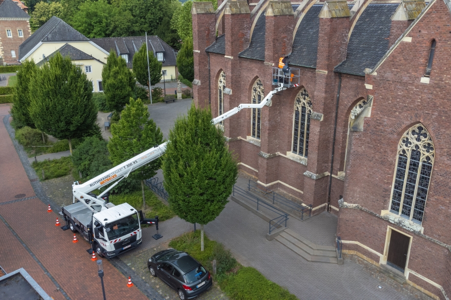 Ruthmann STEIGER® T 300 XS im Einsatz an der Kirche in Velen