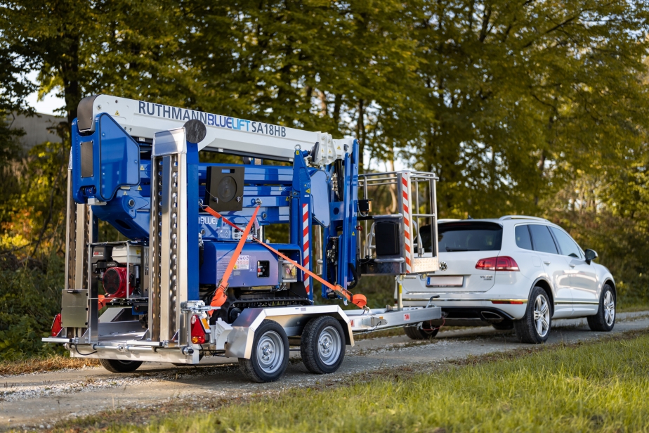 Die BLUELIFT Raupenarbeiten lassen sich einfach auf dem Anhänger transportieren.