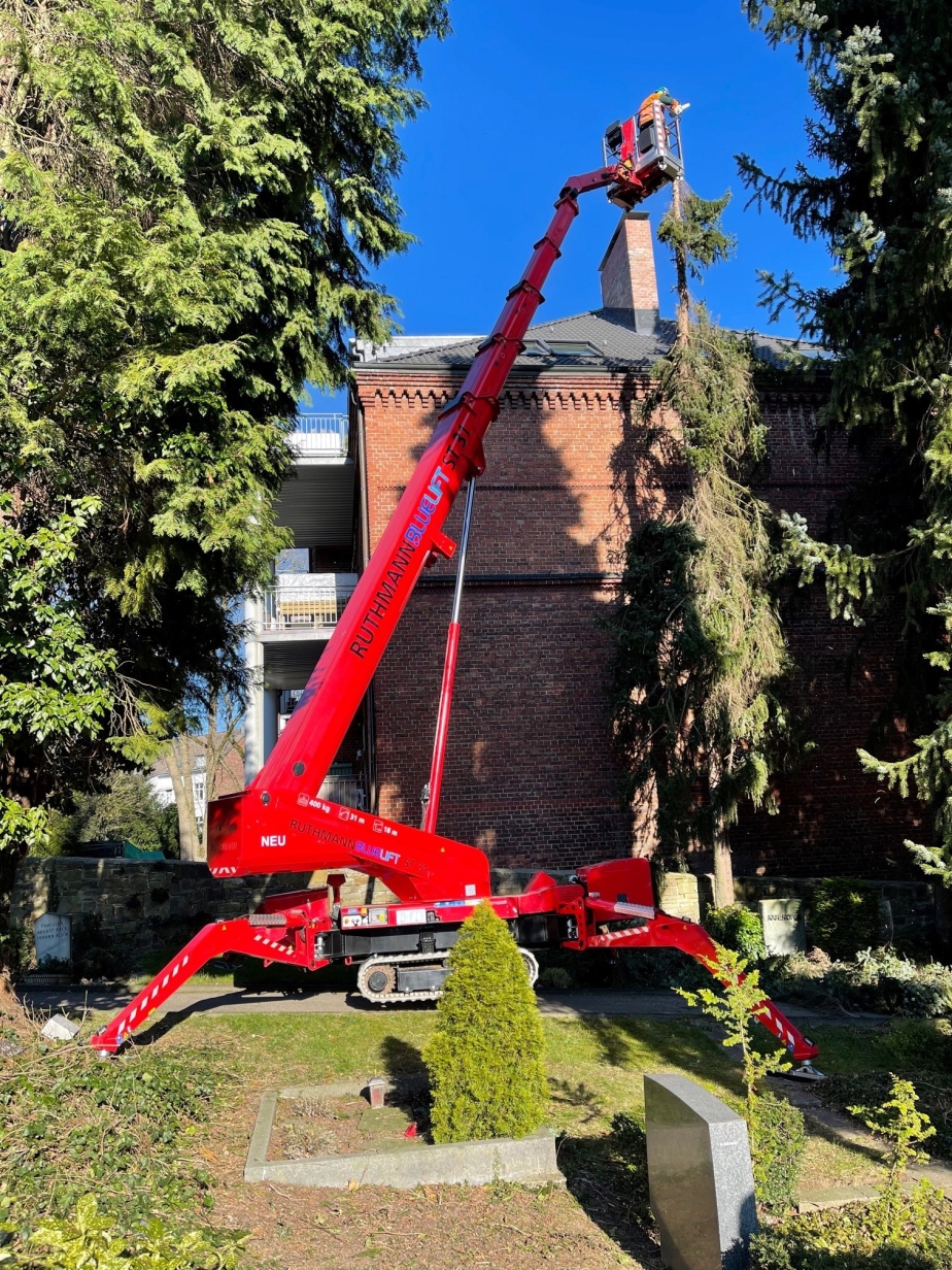 Die RUTHMANN BLUELIFT ST 31 - Hier bei einem Einsatz in der Grünpflege einer Friedhofsanlage – steht als Hybrid-Version auf dem Münchner Messegelände.