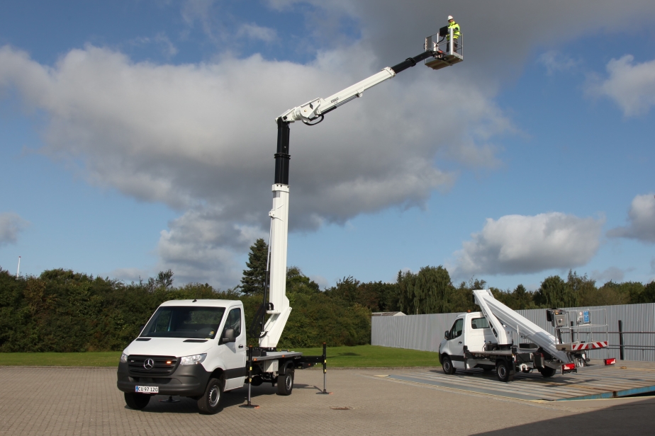 VERSALIFT präsentiert den neuen VTX-240 G3 mit einer beeindruckenden Arbeitshöhe von 24 m und einer Reichweite von 12,5 m auf der bauma in München.