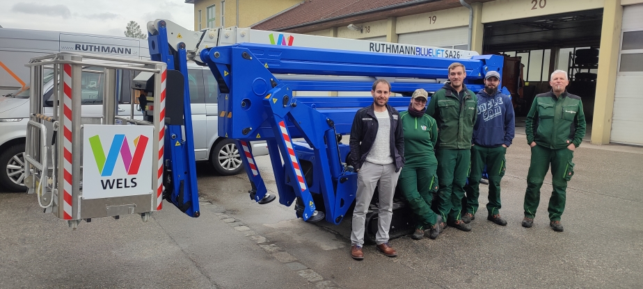 Marco Wirtl (l) Ruthmann Österreich, übergibt die SA 26 an die Mitarbeiter der Stadt Wels