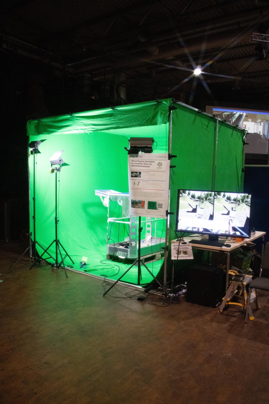 In einem Green-Screen Würfel konnten interessierte Besucher:innen die realitätsnahe Simulation bei der Ausstellung zum DIVR XR Science Award ausprobieren