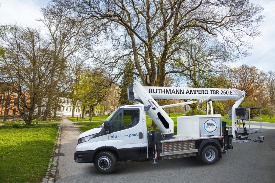 Als erste Schweizer Kundin hat sich die Basler Energieversorgerin IWB für einen RUTHMANN STEIGER® Ampero TBR 260 E auf einem vollelektrischen IVECO Daily 70C14E entschieden.