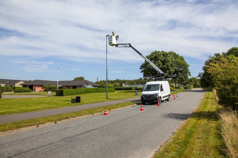 VERSALIFT VTL-145-F auf Renault Kastenwagen