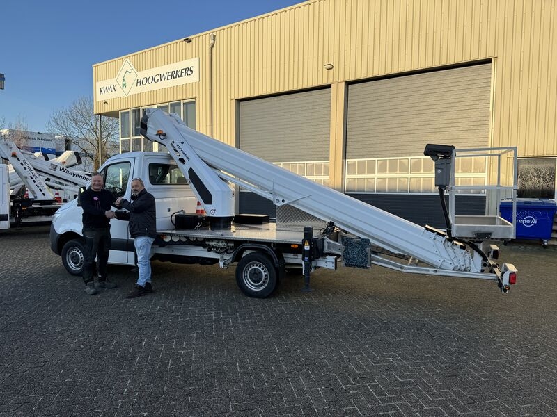 Guido Van Gestel (r., Geschäftsführer, KWAK Hoogwerker) übergibt den RUTHMANN STEIGER® TB 300 an Ruud Valkenburg (l., Van der Grift en Valkenburg Onderbhoud BV)