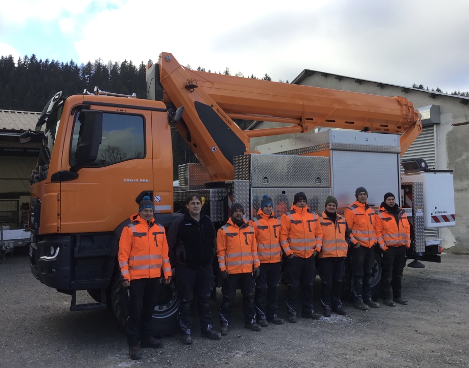 v.l.n.r.: Matthias Göppel und Christian Rogg (beide Geschäftsführer der Netzbau Allgäu GmbH) freuen sich mit dem Team über den neuen STEIGER T 300 XS HV10