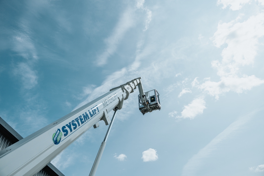 Es geht hoch hinaus mit der BLUELIFT ST 31 von meyerlift - Bis zu 31 m Arbeitshöhe