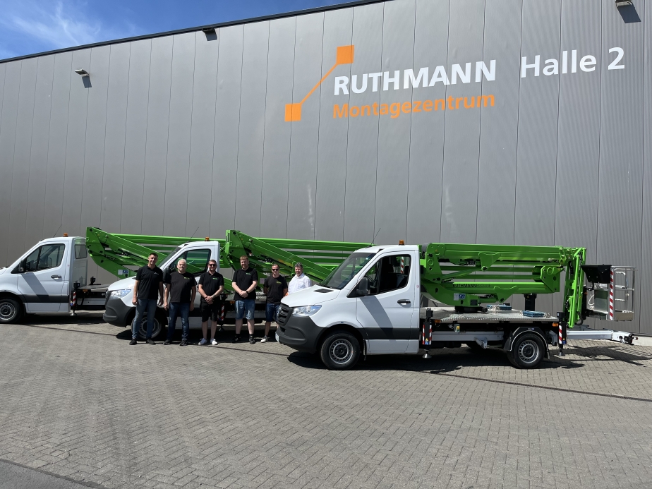 Übergabe im Ruthmann Werk. Folgende Personen stehen von links nach rechts vor den Ecolines aufgestellt: Johannes Olthoff, Peter Schneider, Toni Hentschel, Florian Knichel, Calvin Simon, Ludger Rensing