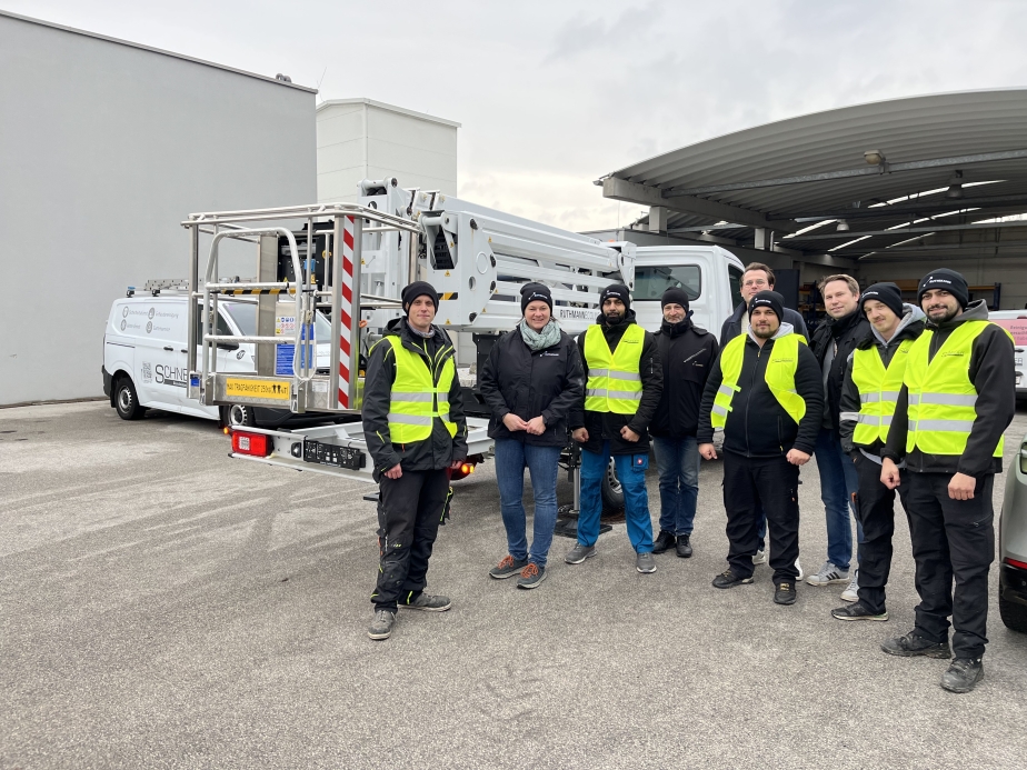 Jessica Wölkart (RMÖ) übergibt den RS 200 an Schneider Facility Group GmbH