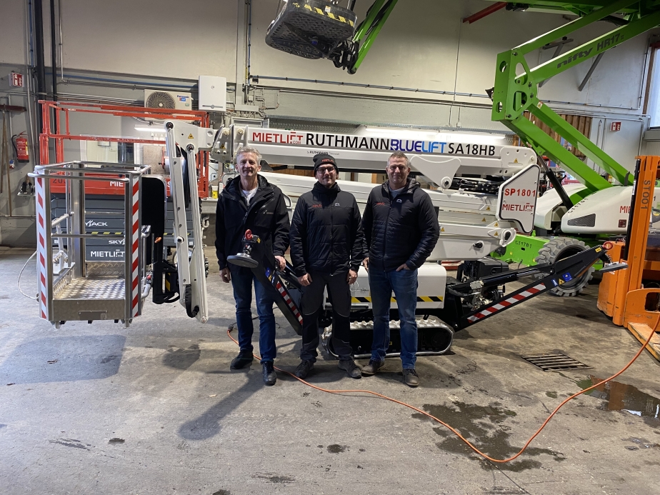 Fa. Mietlift AT GmbH übernimmt die Raupenarbeitsbühne BLUELIFT SA 18 HB