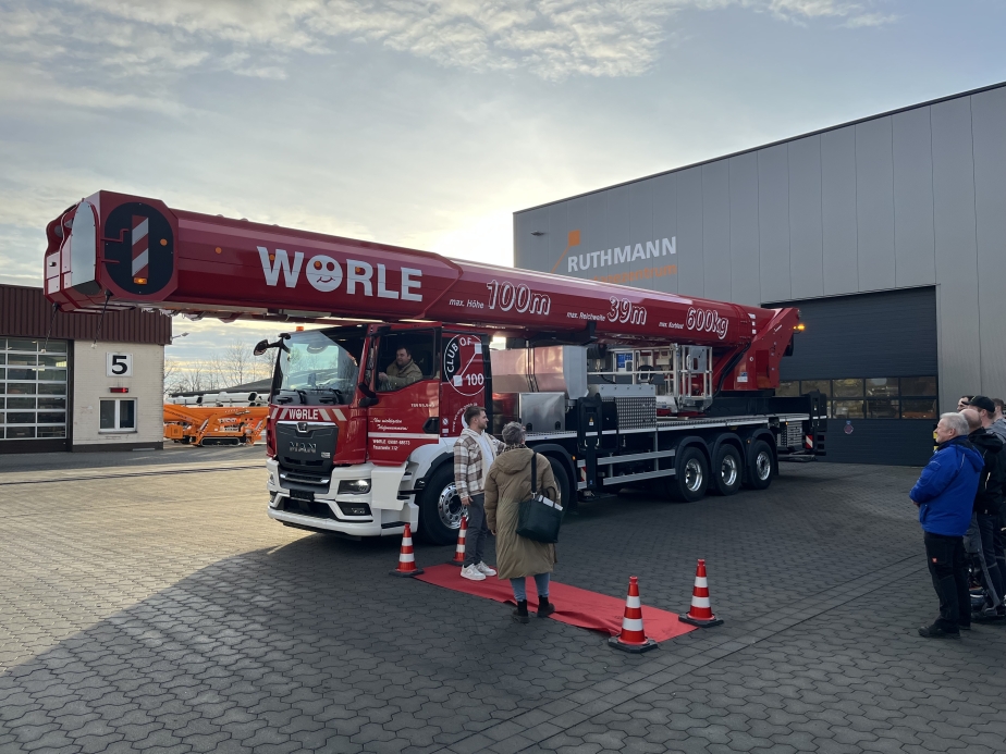 Jörg Wörle sitzt zum ersten Mal in seinem neuen STEIGER T 1000 HF