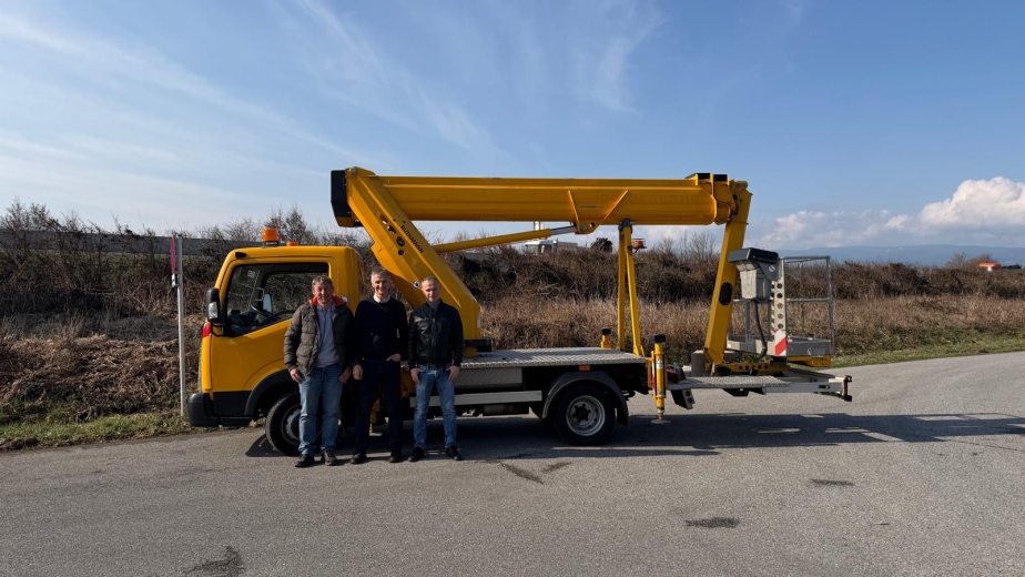 Bernhard Reinisch (RMÖ) übergibt gebrauchten Steiger TBR220 an David Šurlan – Baumpflege, Baumschnitt und Landschaftspflege