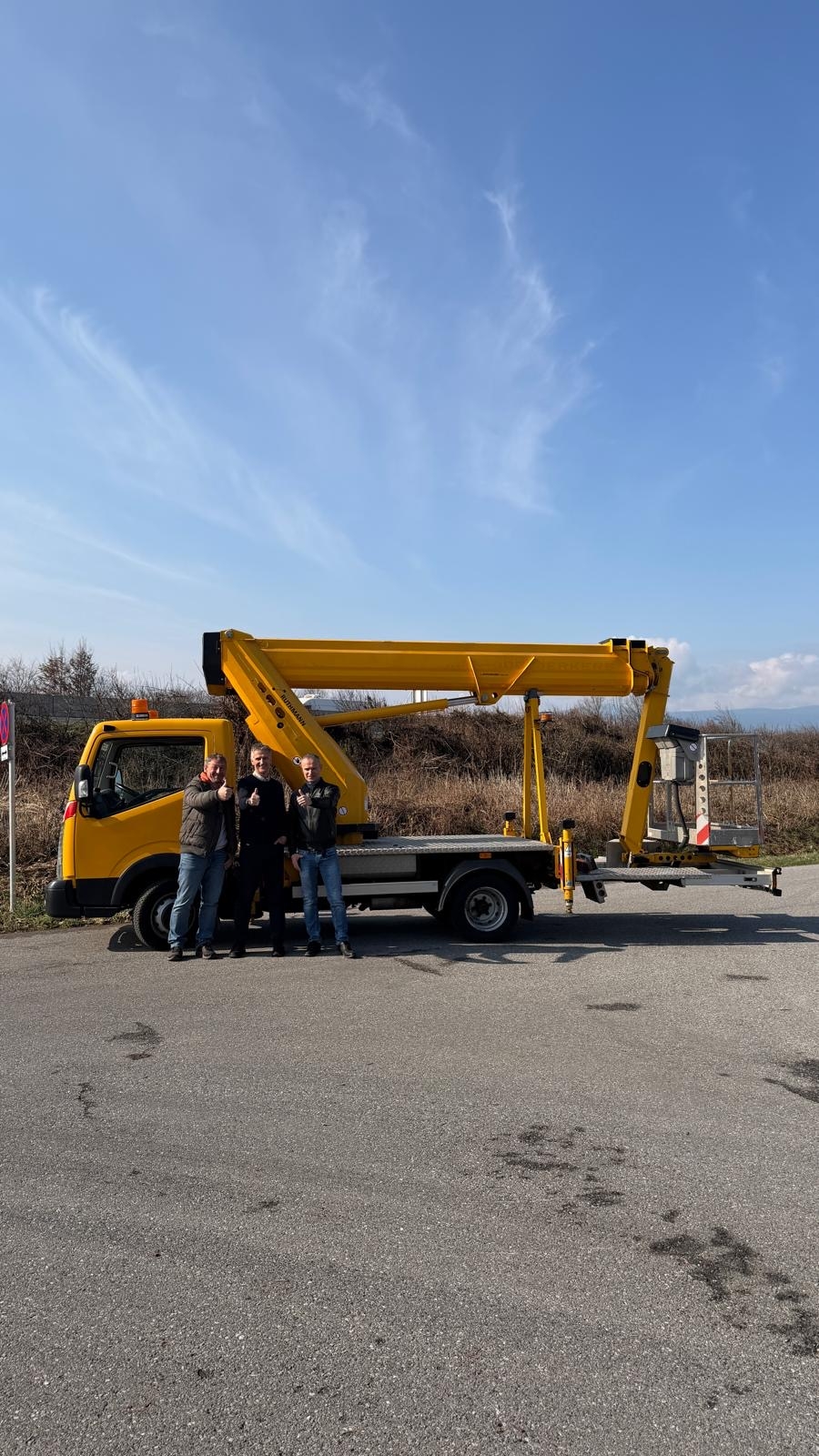 Bernhard Reinisch (RMÖ) übergibt gebrauchten Steiger TBR220 an David Šurlan – Baumpflege, Baumschnitt und Landschaftspflege