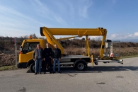 Bernhard Reinisch (RMÖ) übergibt gebrauchten Steiger TBR220 an David Šurlan – Baumpflege, Baumschnitt und Landschaftspflege